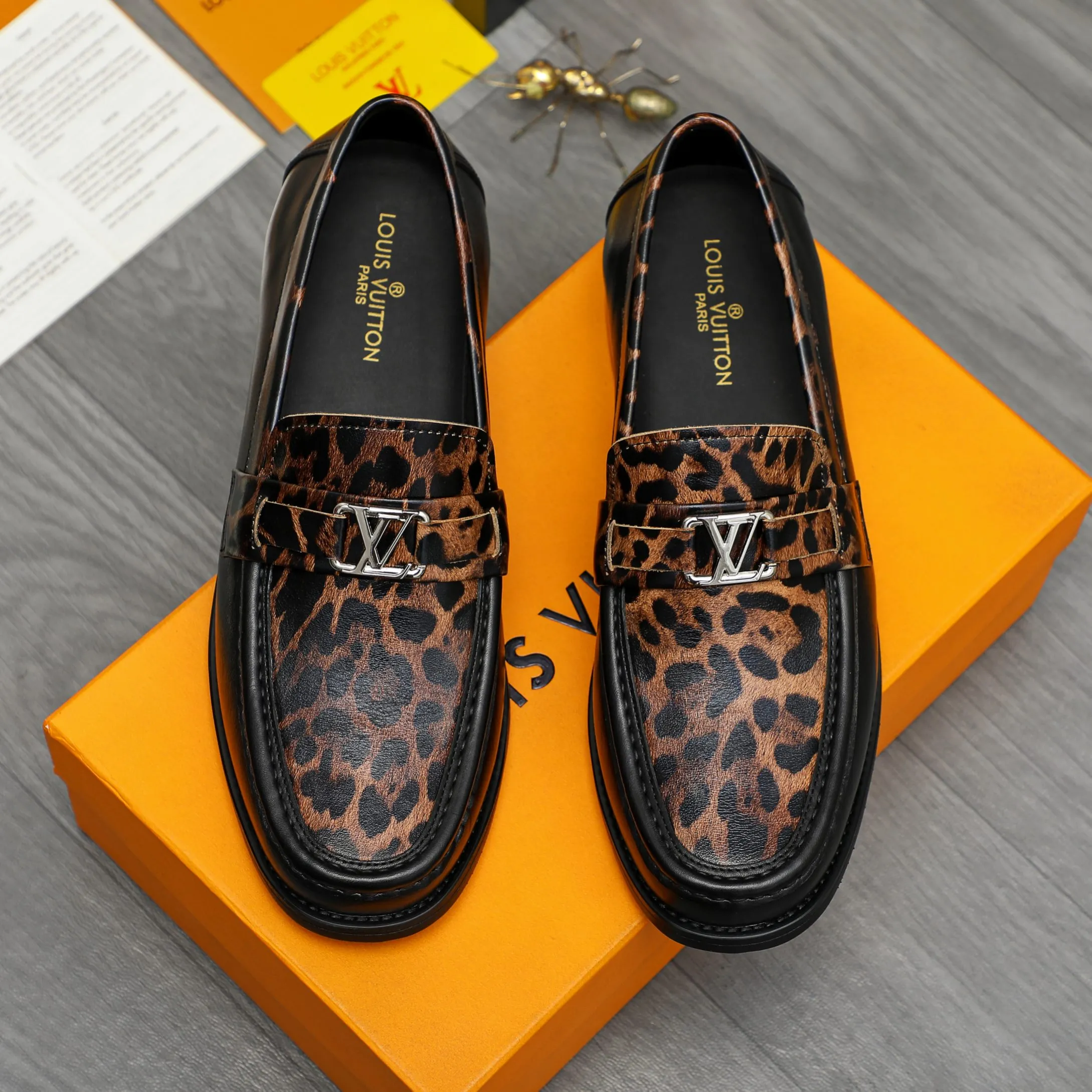 Men's shoes 💰p460 Product trademark: LV "Louis Vuitton" business slip-on leather shoes Regular size: 39-45 (45 is custom-made and non-returnable) Product materials: Selected leopard print cowhide stitching upper, cowhide lining, original rubber outsole